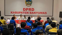 Aksi Mahasiswa Banyumas Raya Minta Evaluasi Tunjangan Dewan
