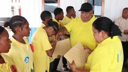 Penutupan Sekolah Kampung, Plt Sekda Jayapura: Langkah Strategis untuk Investasi Generasi Emas Port 