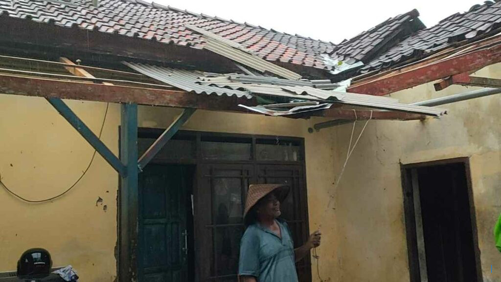 Satu Jiwa Tewas, Puluhan Rumah Rusak Akibat Angin Kencang di Kroya Indramayu