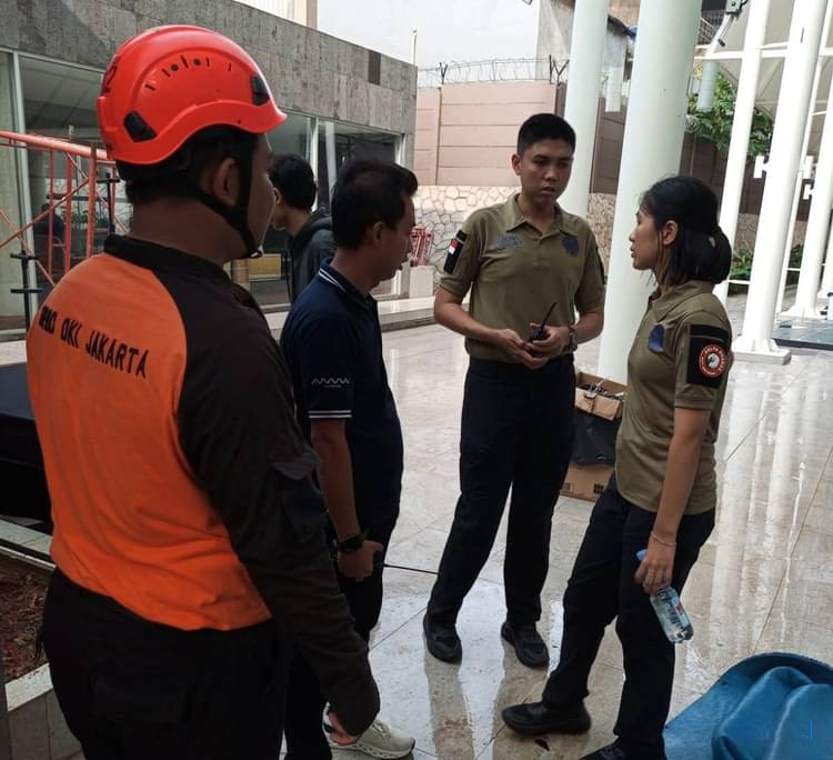 Detik-Detik Atap Lapangan Padel Meruya Roboh Akibat Hujan Deras