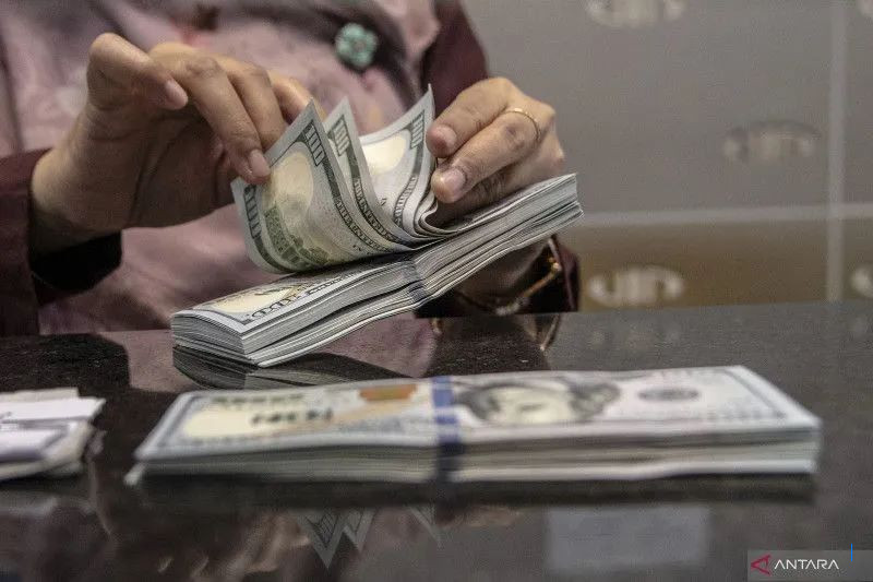 Rupiah Melemah ke Rp16.700 per Dolar Pagi Ini