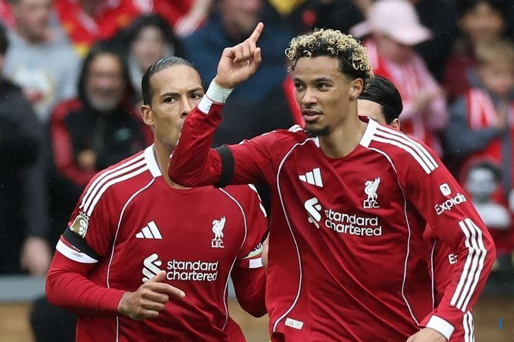 Komentar Arne Slot Soal Kartu Merah Hugo Ekitike di Liverpool