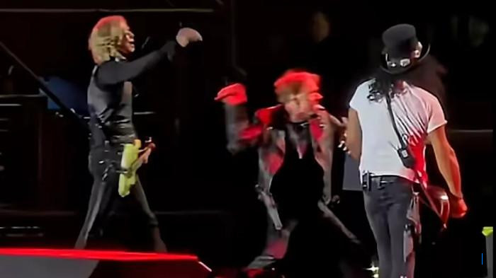 Axl Rose Marah di Konser Guns N Roses, Ini Penyebabnya
