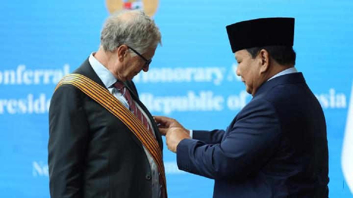 Prabowo Beri Bintang Jasa Utama pada Bill Gates