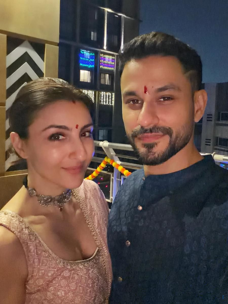 10 Foto Soha Ali Khan Rayakan Diwali 2025 dengan Keluarga Suami