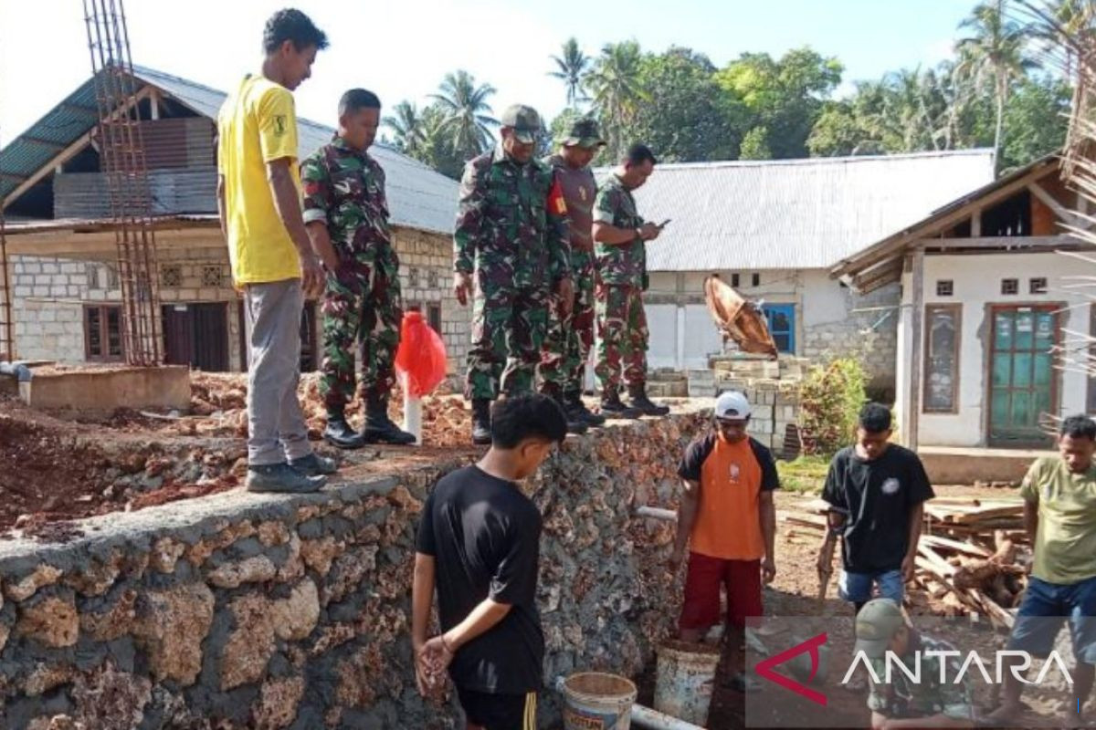 Pembersihan Masjid Raya Negeri Hitu, Kapolsek Ajak Warga Jaga Kabtimas