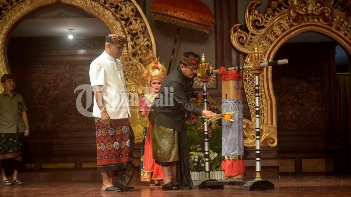 Koster Beri Hadiah Pribadi untuk Pemenang Utsawa Dharma Gita XXXII Bali