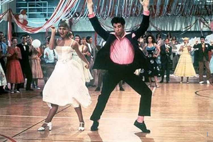 Sinopsis Grease: Kisah Cinta, Geng, dan Rock n Roll Era 50-an