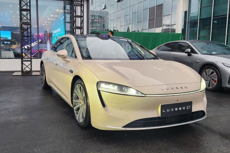 Sedan Listrik Luxeed S7: Hafal Jalur Parkir