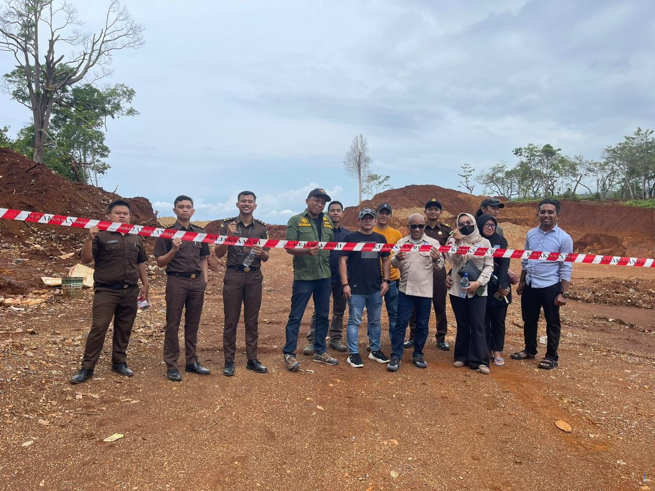 Endang Juta, Bos Tambang Pasir di Galunggung Ditangkap dan Diserahkan ke Kejaksaan