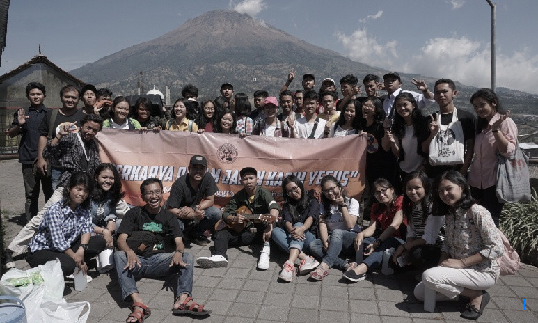 Kegiatan Rohani di Gua Maria Bikono oleh OMK Sta. Maria Annunciata