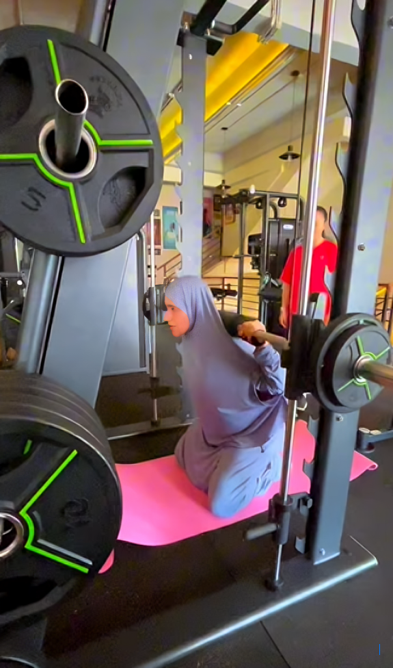 7 Potret Fairuz A Rafiq Tetap Syar'i Saat Berolahraga Angkat Beban